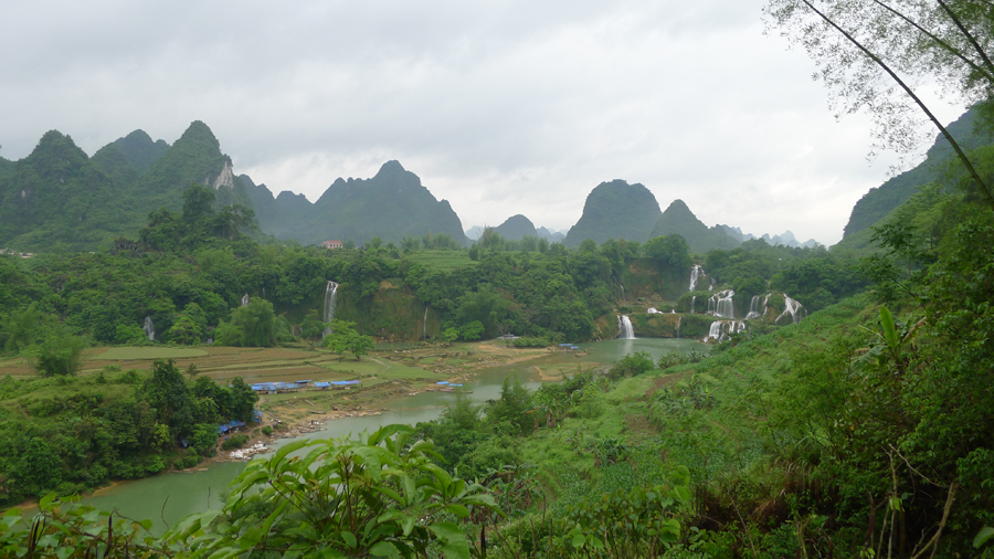 The Detian Falls is located in Daxin County of Guangxi Zhuang Autonomous Region, straddling the Sino-Vietnamese border. It is the fourth largest waterfall in world after Iguazu Falls, Victoria Falls, and Niagara Falls along a national border. The picturesque backdrop adds to the falls' magnificence, especially the nearby Tongling Gorge, which was only recently rediscovered and is the home of several endemic species — species that can found nowhere else in the world. 