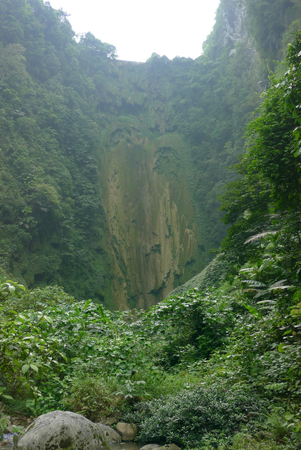 The Detian Falls is located in Daxin County of Guangxi Zhuang Autonomous Region, straddling the Sino-Vietnamese border. It is the fourth largest waterfall in world after Iguazu Falls, Victoria Falls, and Niagara Falls along a national border. The picturesque backdrop adds to the falls' magnificence, especially the nearby Tongling Gorge, which was only recently rediscovered and is the home of several endemic species — species that can found nowhere else in the world. 