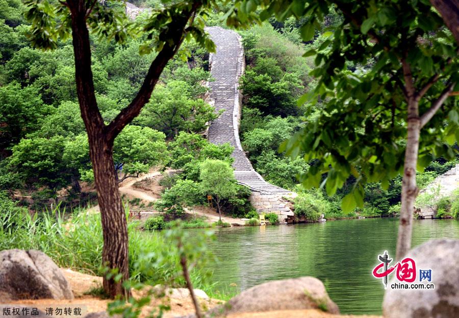The Huanghuacheng Lakeside Great Wall Reserve, which is located in Huairou District of Beijing City, has the grandeur of the Great Wall as well as the stillness of Haoming Lake.This part of the Great Wall was the North Gate of ancient Beijing in the Ming Dynasty. Being divided by the lake, it became the only 'Great Wall in Water' in Beijing.The Huanghuacheng Lakeside Great Wall has been developed into a National 3A Scenery Site. [China.org.cn]
