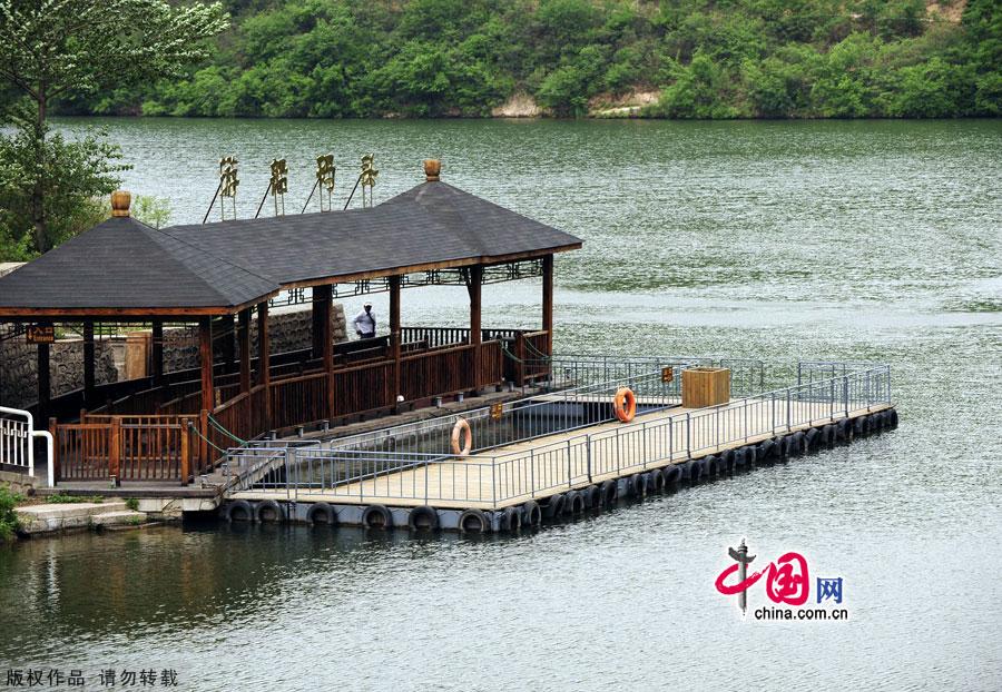 The Huanghuacheng Lakeside Great Wall Reserve, which is located in Huairou District of Beijing City, has the grandeur of the Great Wall as well as the stillness of Haoming Lake.This part of the Great Wall was the North Gate of ancient Beijing in the Ming Dynasty. Being divided by the lake, it became the only 'Great Wall in Water' in Beijing.The Huanghuacheng Lakeside Great Wall has been developed into a National 3A Scenery Site. [China.org.cn]