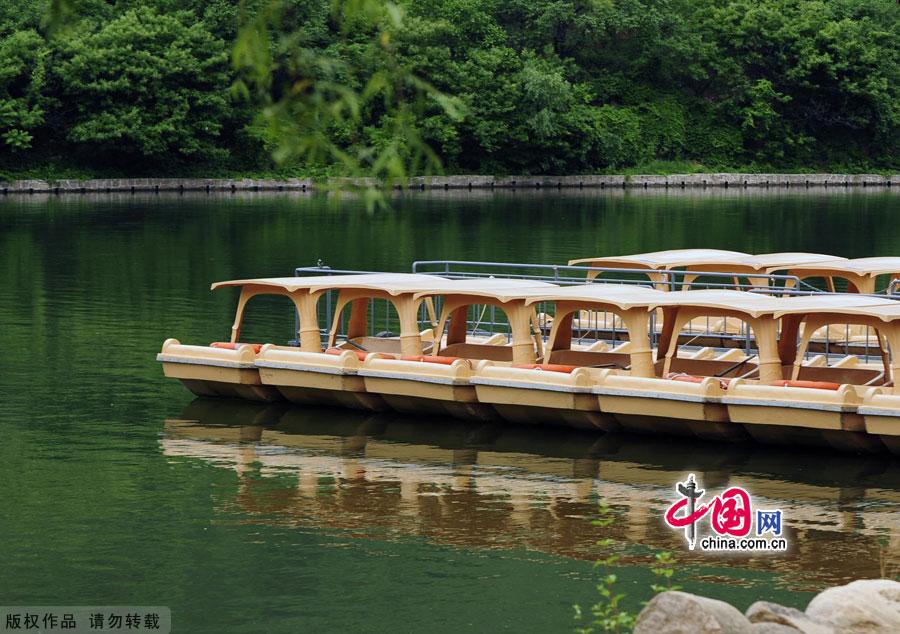 The Huanghuacheng Lakeside Great Wall Reserve, which is located in Huairou District of Beijing City, has the grandeur of the Great Wall as well as the stillness of Haoming Lake.This part of the Great Wall was the North Gate of ancient Beijing in the Ming Dynasty. Being divided by the lake, it became the only 'Great Wall in Water' in Beijing.The Huanghuacheng Lakeside Great Wall has been developed into a National 3A Scenery Site. [China.org.cn]