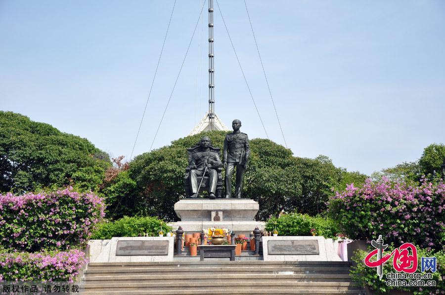 Chulalongkorn University is the oldest university under the Thai modern educational system, founded in 1917 by King Vajiravudh (Rama VI) who named it after his father, King Chulalongkorn (Rama V). Regarded as the best university in Thailand, it often attracts top students from around the country. [China.org.cn]