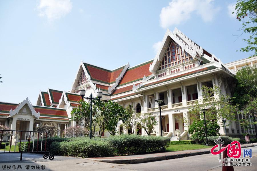 Chulalongkorn University is the oldest university under the Thai modern educational system, founded in 1917 by King Vajiravudh (Rama VI) who named it after his father, King Chulalongkorn (Rama V). Regarded as the best university in Thailand, it often attracts top students from around the country. [China.org.cn]