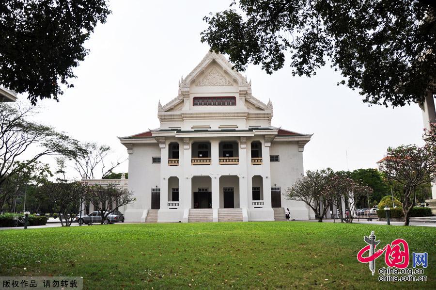 Chulalongkorn University is the oldest university under the Thai modern educational system, founded in 1917 by King Vajiravudh (Rama VI) who named it after his father, King Chulalongkorn (Rama V). Regarded as the best university in Thailand, it often attracts top students from around the country. [China.org.cn]