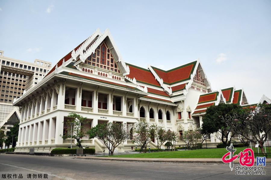 Chulalongkorn University is the oldest university under the Thai modern educational system, founded in 1917 by King Vajiravudh (Rama VI) who named it after his father, King Chulalongkorn (Rama V). Regarded as the best university in Thailand, it often attracts top students from around the country. [China.org.cn]