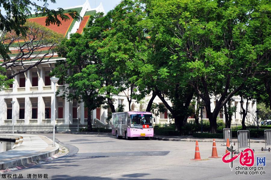 Chulalongkorn University is the oldest university under the Thai modern educational system, founded in 1917 by King Vajiravudh (Rama VI) who named it after his father, King Chulalongkorn (Rama V). Regarded as the best university in Thailand, it often attracts top students from around the country. [China.org.cn]