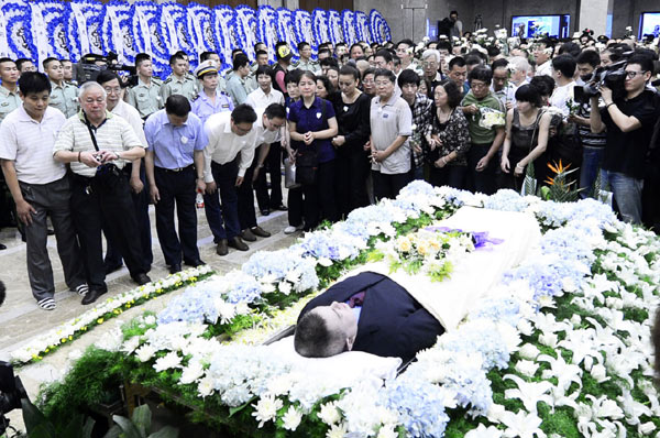 People bid farewell to Wu Bin, a bus driver who ignored fatal injuries caused by flying metal debris to make sure that 24 passengers he was transporting were safe. A memorial service was held for him at Hangzhou Funeral Home in Zhejiang province on Tuesday. [ Photo / China Daily ]