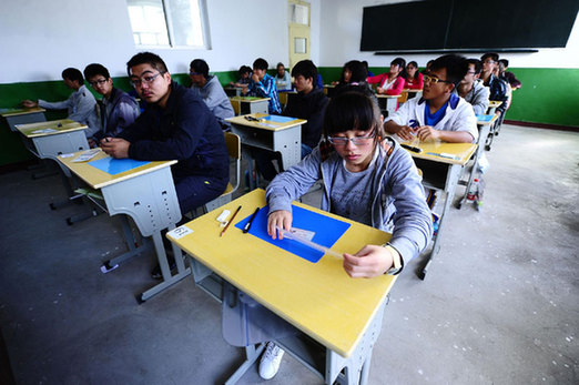 Students wait for the start of the national college entrance exam at a test center in Golmud, Qinghai province, June 7, 2012. [Photo/Xinhua]