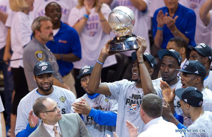 Kevin Durant of Oklahoma City Thunder holds up the trophy after defeating San Antonio Spurs in Game 6 of the NBA Western Conference basketball finals in Oklahoma City, Oklahoma, the United States, June 6, 2012. Oklahoma City Thunder won 107-99 and enter the NBA finals with 4-2.(Xinhua/Yang Lei) 