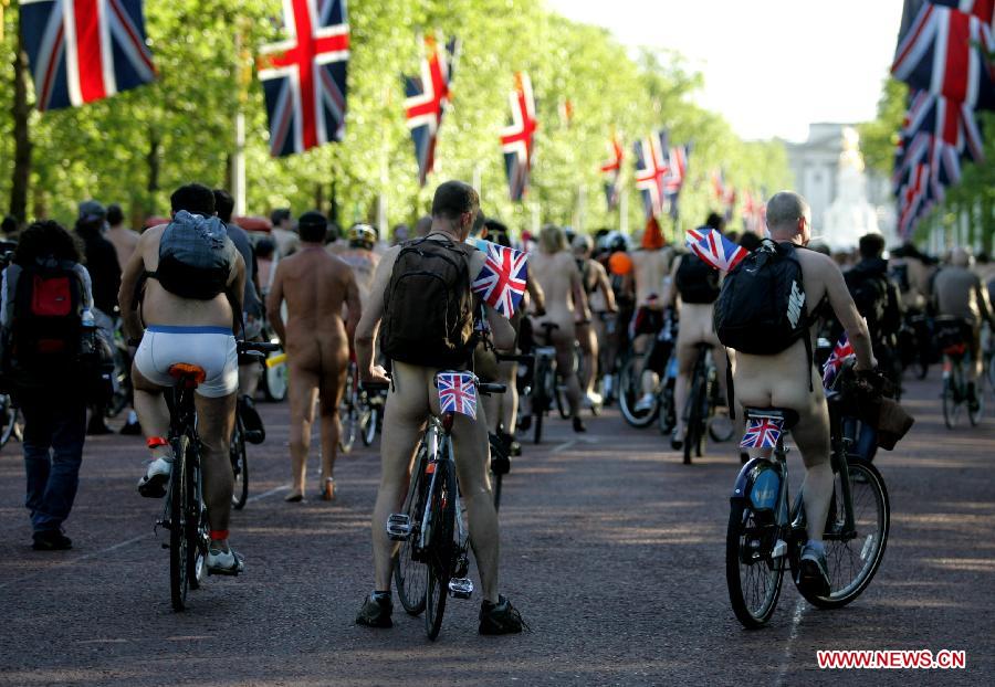 Hundreds of naked or partially naked people ride bicycles on the World Naked Bike Ride Day in London, June 9, 2012. [Xinhua]