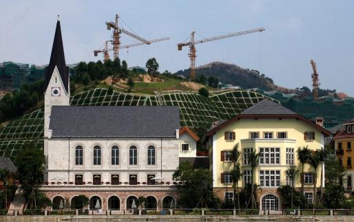 A Chinese copy of a scenic town in Austria has shown great potential for business opportunities. [File photo]