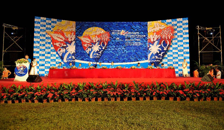 Photo taken on June 9, 2012 shows the opening ceremony for H1 Hot Air Balloon Challenge in Haikou, capital of south China's Hainan Province, June 9, 2012. (Xinhua/Guo Cheng) 