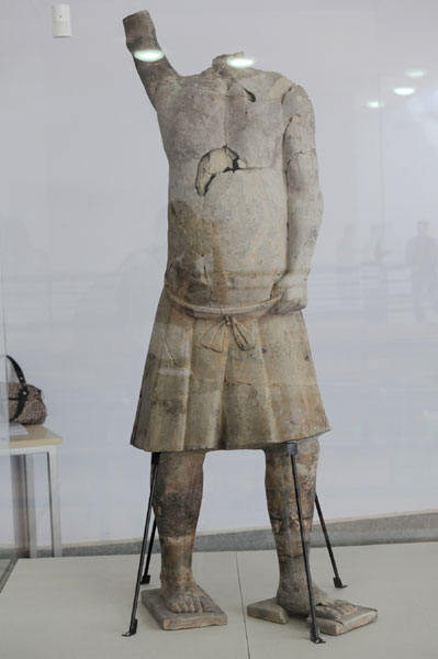 A giant terracotta figure, with a height of 2.2 meters, was found in the third round of the excavation. Archeologists estimate the figure was related to performance and entertainment at the royal court. If it was complete, the figure would be 2.5 meters tall. [ Photo / China News Service ]