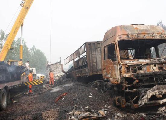 Rescuers clean vehicle debris on the accident scene of the rear-end collisions at the Mengcheng section of the Nanjing-Luoyang Expressway near Bozhou, east China's Anhui Province, June 10, 2012.[ Photo / CRI ]