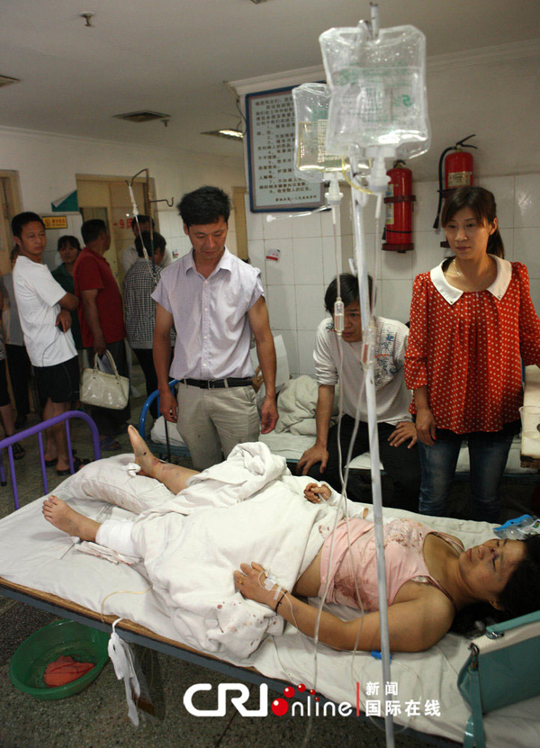 An injured person receives medical treatment at the First People's Hospital in Mengcheng County of Bozhou City, east China's Anhui Province, June 10, 2012. Eleven people were killed and another 59 injured in several rear-end collisions on the Mengcheng section of the Nanjing-Luoyang Expressway near Bozhou on Saturday night, rescuers said Sunday.