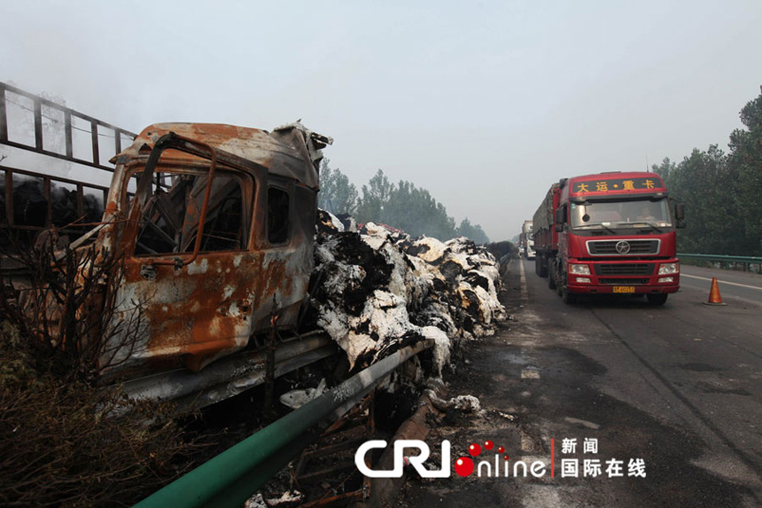 Photo taken on June 10, 2012 shows the spot of rear-end collisions at the Mengcheng section of the Nanjing-Luoyang Expressway near Bozhou, east China's Anhui Province. Eleven people were killed and another 59 injured in several rear-end collisions on the section of expressway on Saturday night, rescuers said Sunday.