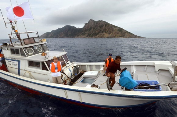 A group of conservative Japanese politicians and political activists held a fishing campaign on the waters around the Diaoyu Islands June 10. 