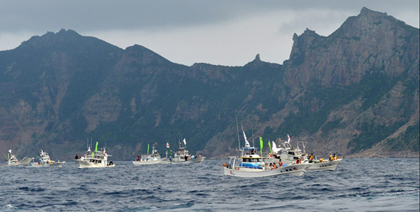 A group of conservative Japanese politicians and political activists held a fishing campaign on the waters around the Diaoyu Islands June 10. [Chinanews.com]