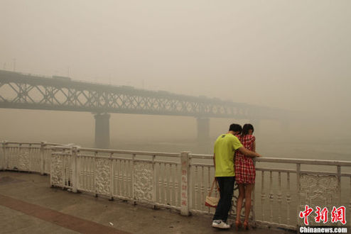 The grey-yellow fog was found in seven cities in Hubei Province from Monday, June 11, 2012. [Chinanews.com]