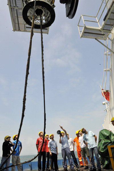 Crew members work on the Chinese research vessel Haiyang-6 in the South China Sea on June 4. The vessel set off two days earlier from south China's Guangzhou on a four-month ocean research program [Photo/Zhou Wenjie] 