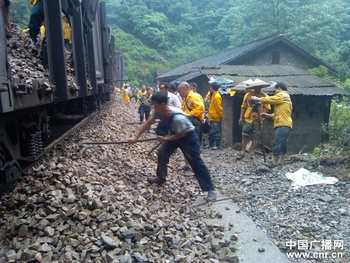 The rail line in Hunan Province was interrupted by flood-triggered landslide on June 11, 2012. [cnr.cn]