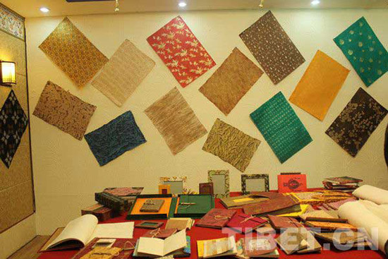 Tibetans can make hard-wearing paper resistant to insect damage and corrosion. [Photo/China Tibet Online] 