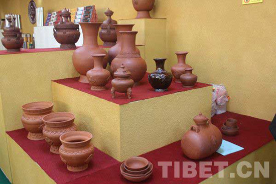 Photo shows the Tibetan porcelains exhibited at the first Tibet intangible cultural heritage achievement exhibition in Lhasa, capital of southwest China&apos;s Tibet Autonomous Region. [Photo/China Tibet Online] 