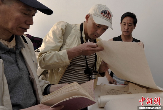 Tibetan paper is very popular among the tourists. (CNS Photo / Li Lin)
