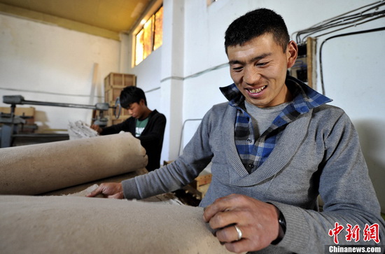 Workers are examining dried Tibetan paper. (CNS Photo / Li Lin)