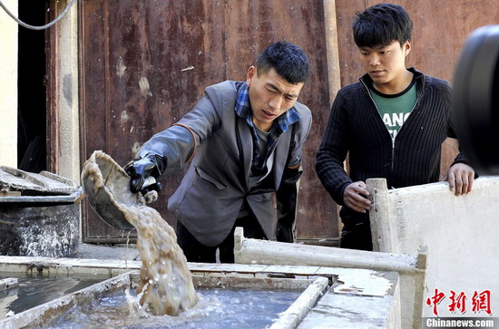 Workers are pouring pulp into a swift. (CNS Photo / Li Lin)