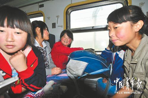 Rural students take the train to attend the college entrance examination. [File photo] 