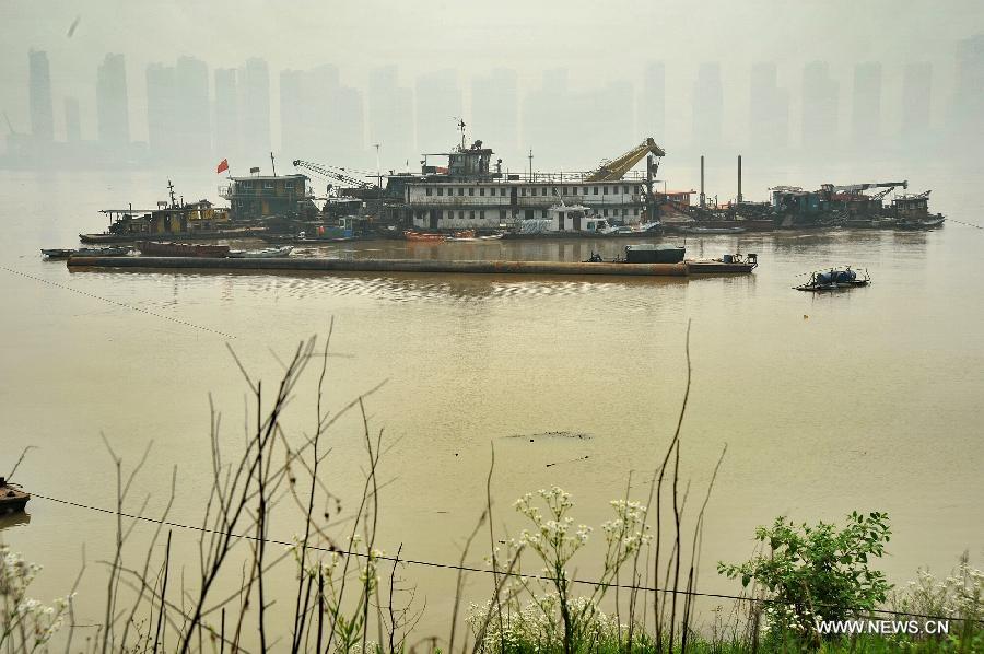 Photo taken on June 13, 2012 shows the peak flow of the Changsha reach of Xiangjiang River in Changsha, central China's Hunan Province. Xiangjiang River's flood peak passed its Changsha reach smoothly on Wednesday. (Xinhua/Long Hongtao) 