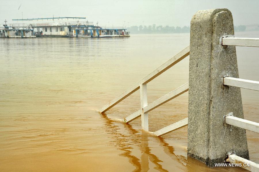 Photo taken on June 13, 2012 shows a handrail submerged in the flood peak of the Changsha reach of Xiangjiang River in Changsha, central China's Hunan Province. Xiangjiang River's flood peak passed its Changsha reach smoothly on Wednesday. (Xinhua/Long Hongtao)