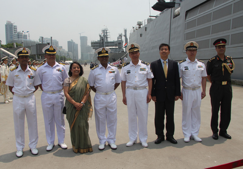 Chinese and Indian navy officers and officials attend a welcoming ceremony for the visiting Indian naval fleet at a port along the Huangpu River in Shanghai, June 13, 2012. [Pang Li/China.org.cn]