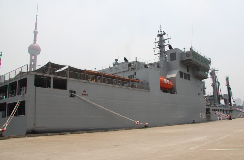 The versatile Fleet Tanker Shakti anchored at a port along the Huangpu River in Shanghai, June 13, 2012. [Pang Li/China.org.cn]