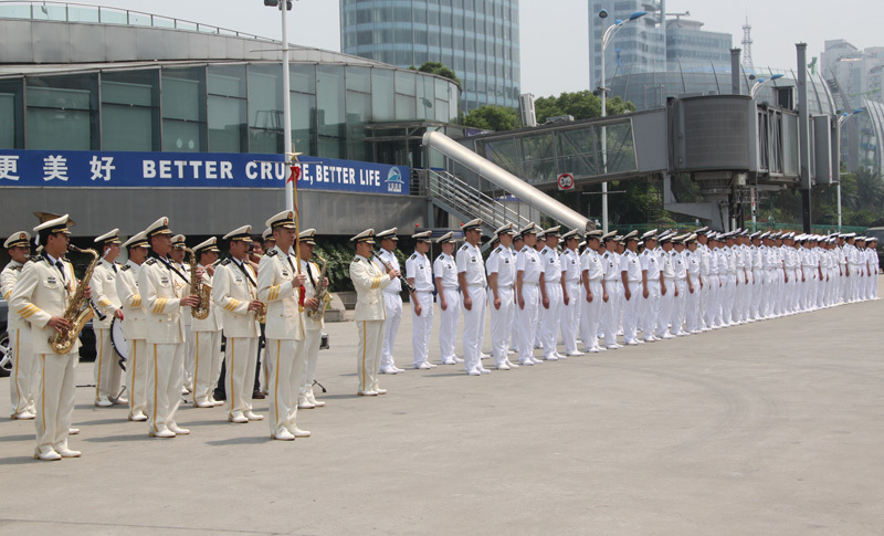 A military band and Chinese marines welcome the visiting Indian naval fleet at a port along the Huangpu River in Shanghai, June 13, 2012. [Pang Li/China.org.cn]