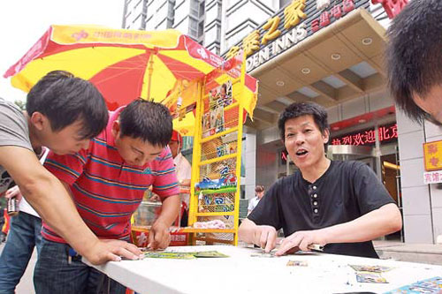 People try their luck at a lottery ticket outlet in Beijing’s Sanlitun area, which sold the ticket that netted the nation’s biggest lottery jackpot of more than 570 million yuan on Wednesday. For China Daily    