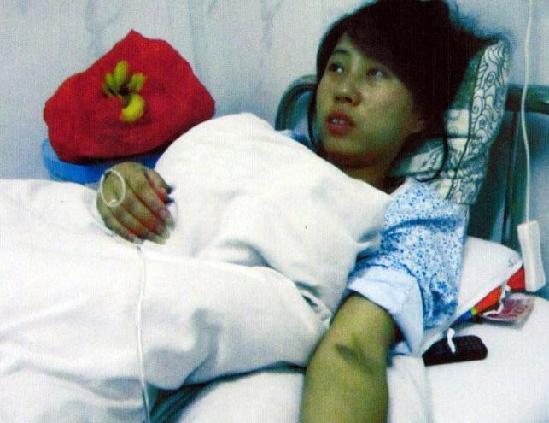 Feng Jianmei, 23, was married to a rural man in Zhenping County in 2006 and gave birth to a girl the next year. When she was found pregnant again early this year, local officials detained her and threatened her so that she finally agreed to an abortion because she violated the country's one-child policy.[ Photo from Internet ] 