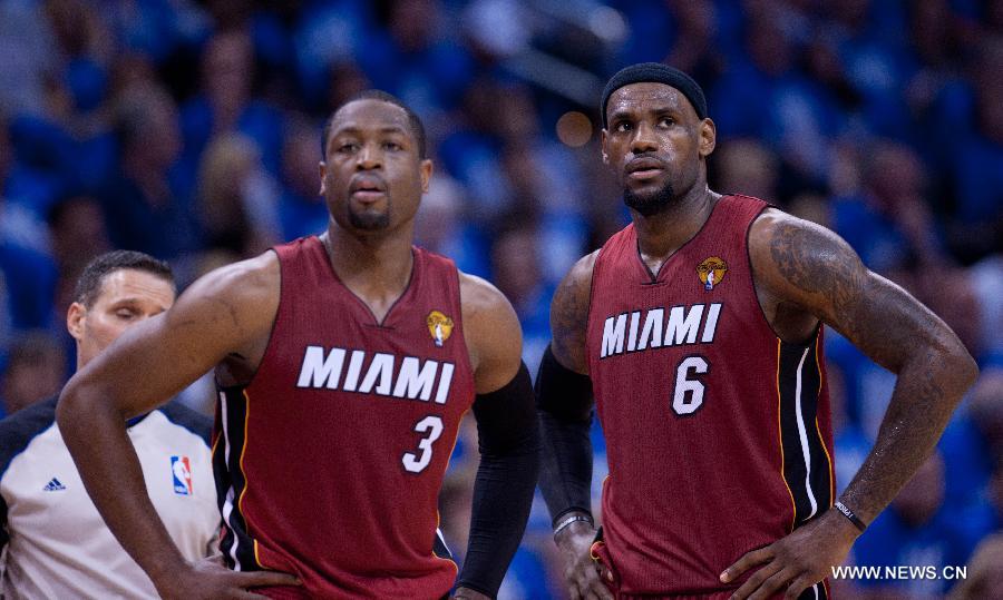 Miami Heat's Dwyane Wade (R) and his teammate LeBron James react during Game 1 against Oklahoma City Thunder at the NBA basketball finals in Oklahoma City, the United States, June 12, 2012. Thunder won 105-94. (Xinhua/Yang Lei) 