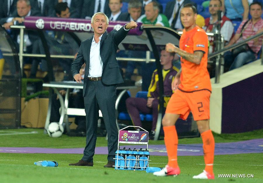 Bert van Marwijk (L), head coach of Netherlands reacts during the Group B 2nd round match against Germany at the Euro 2012 football championships in Kharkiv, Ukraine, June 13, 2012. Germany won 2-1. (Xinhua/Li Yong)