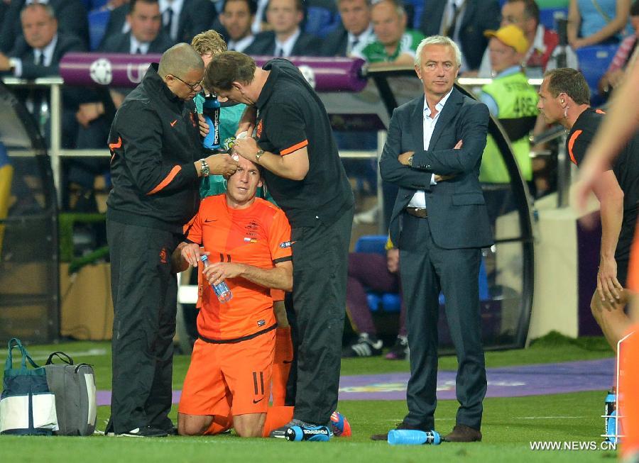 Arjen Robben (Down) of Netherlands is cured during the Group B 2nd round match against Germany at the Euro 2012 football championships in Kharkiv, Ukraine, June 13, 2012. Germany won 2-1. (Xinhua/Li Yong) 