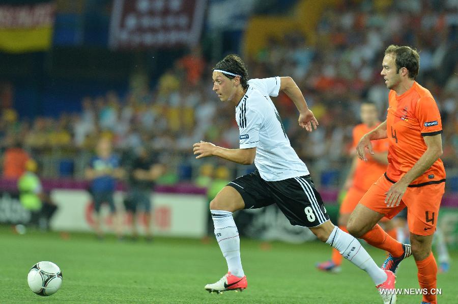 Mesut Ozil (L) of Germany runs with the ball during the Group B 2nd round match against Netherlands at the Euro 2012 football championships in Kharkiv, Ukraine, June 13, 2012. Germany won 2-1. (Xinhua/Li Yong) 