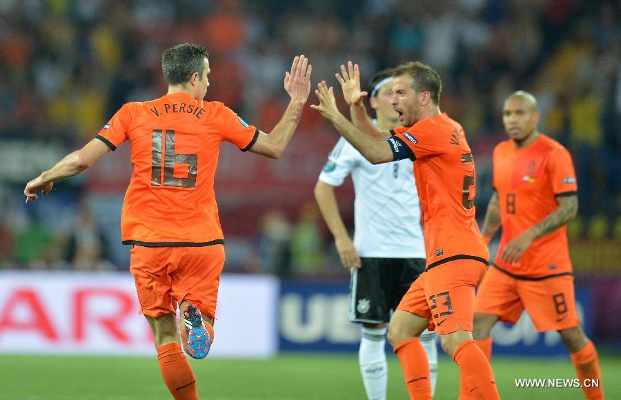 Robin van Persie (L) of Netherlands celebrates after scoring during the Group B 2nd round match against Germany at the Euro 2012 football championships in Kharkiv, Ukraine, June 13, 2012. (Xinhua/Li Yong) 
