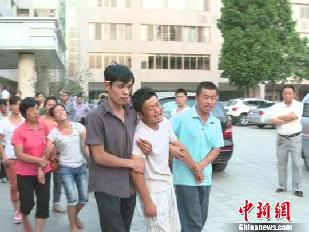 The family of died children were painfully sad. [Photo / Chinanews.com ]