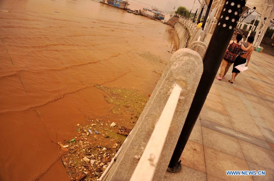 Garbage piles up at the embankment in Changsha, capital of central China's Hunan Province, June 14, 2012. The flood peak of Xiangjiang River passed through Changsha on Wednesday.(Xinhua/Zhao Zhongzhi) 