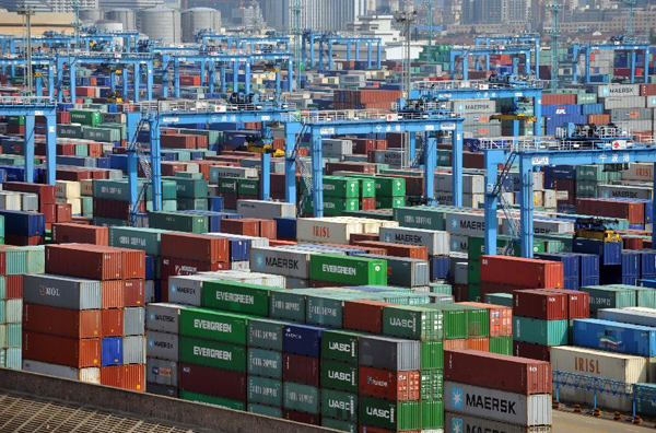 Photo taken on Aug. 10, 2011 shows containers at the harbor of Ningbo, east China's Zhejiang Province.