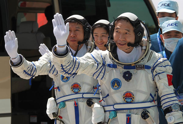Chinese astronauts Jing Haipeng (R), Liu Yang (C) and Liu Wang (L) will board Shenzhou-9 spacecraft on Saturday to fulfill China's first manned space docking mission. [Xinhua]