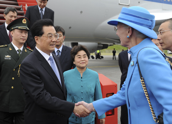 Chinese President Hu Jintao (L, front) and his wife Liu Yongqing (C) are welcomed by Denmark's Queen Margrethe II (R, front) upon their arrival in Copenhagen, Denmark, June 14, 2012. Hu Jintao arrived here on Thursday for a state visit to Denmark. [Ma Zhancheng/Xinhua]