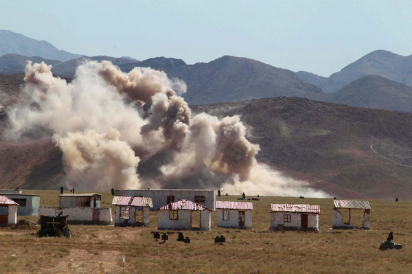 Photo taken on June 14, 2012 show the combat practice scene of the 'Peace Mission 2012' joint anti-terrorism military exercise in Khujand, Tajikstan. [Xinhua] 