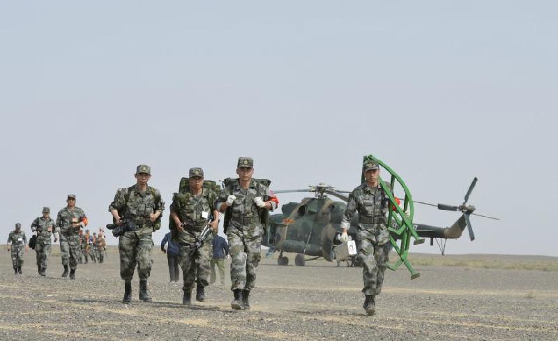 Rescue workers take part in a search and rescue drill for the Shenzhou IX manned spacecraft mission, June 13, 2012. [Photo/Asianewsphoto]